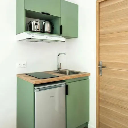 Elegant 2-room Air-conditioned - 17 *