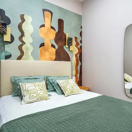 Elegant 2-room Air-conditioned - 17 *