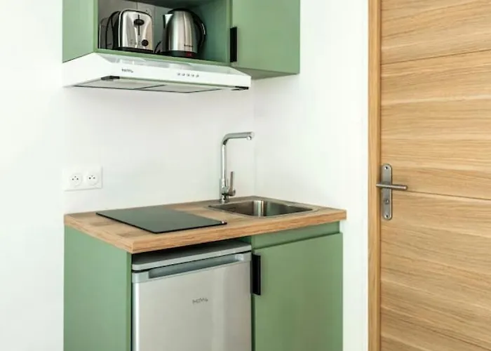 Elegant 2-room Air-conditioned - 17 *